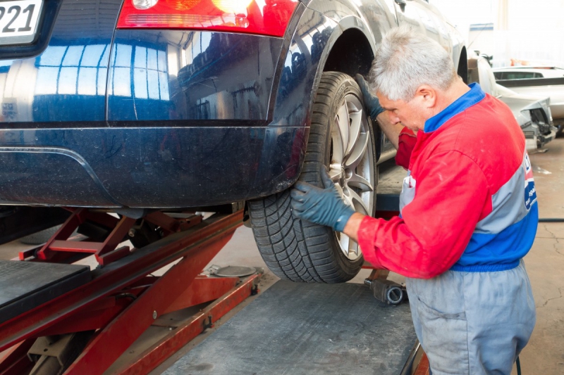 vitrine-CHATEAUDOUBLE-min_auto_repair_repair_lift_auto_mechanic_work_clothes_master_professional_man_of_the_fold-685629