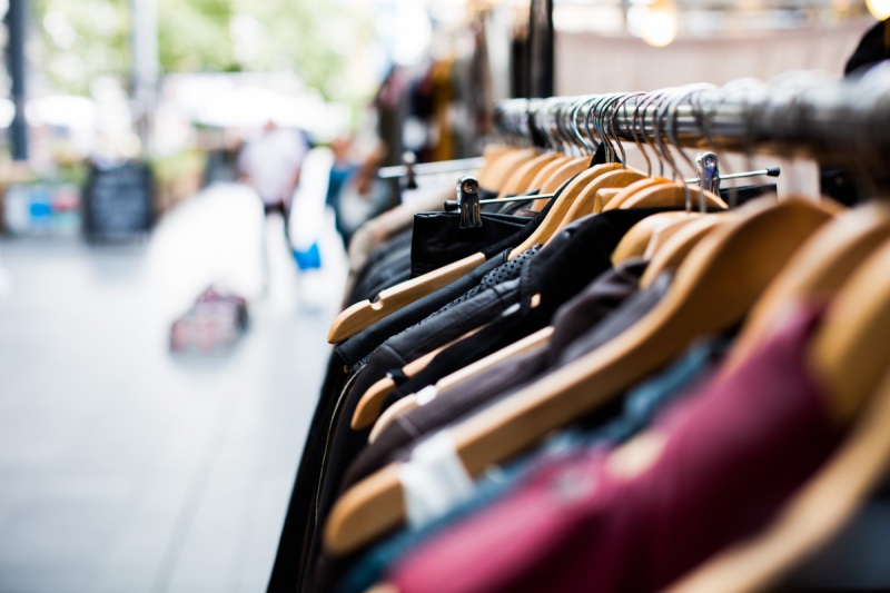 vitrine-CHATEAUDOUBLE-min_blur_close_up_focus_hanger_jacket_market_people_rack-1176303