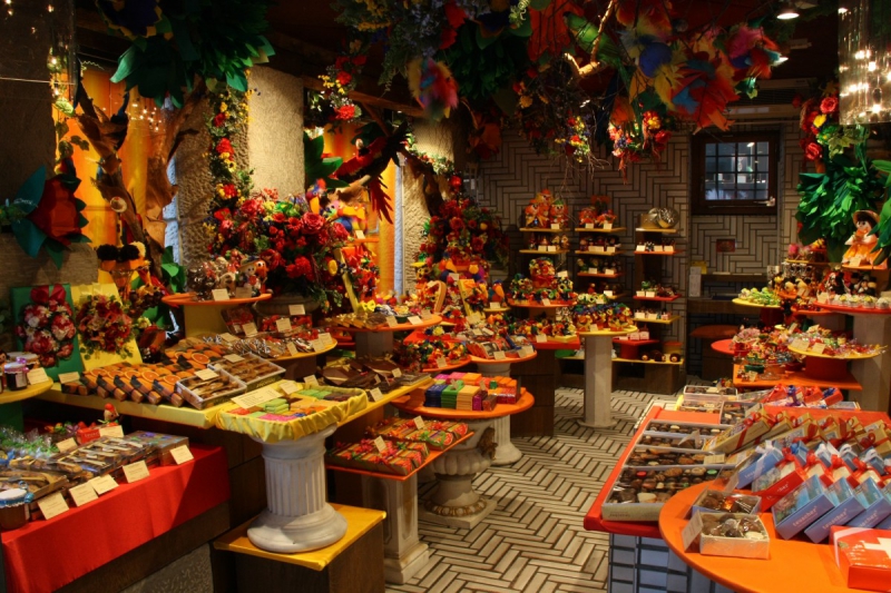 vitrine-CHATEAUDOUBLE-min_candy_store_chocolate_shop_chocolate_switzerland-393515